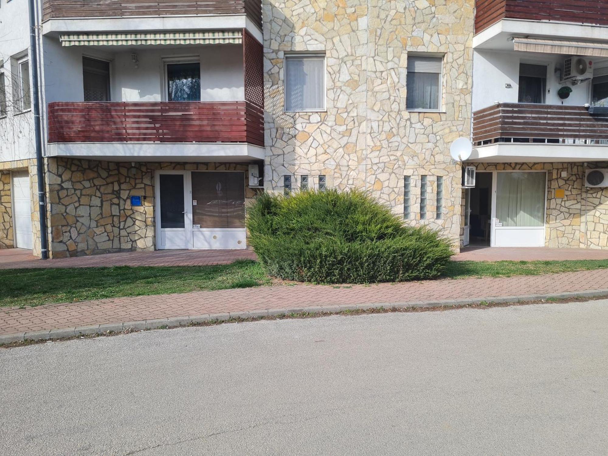 Csever Apartman Tata Exterior photo