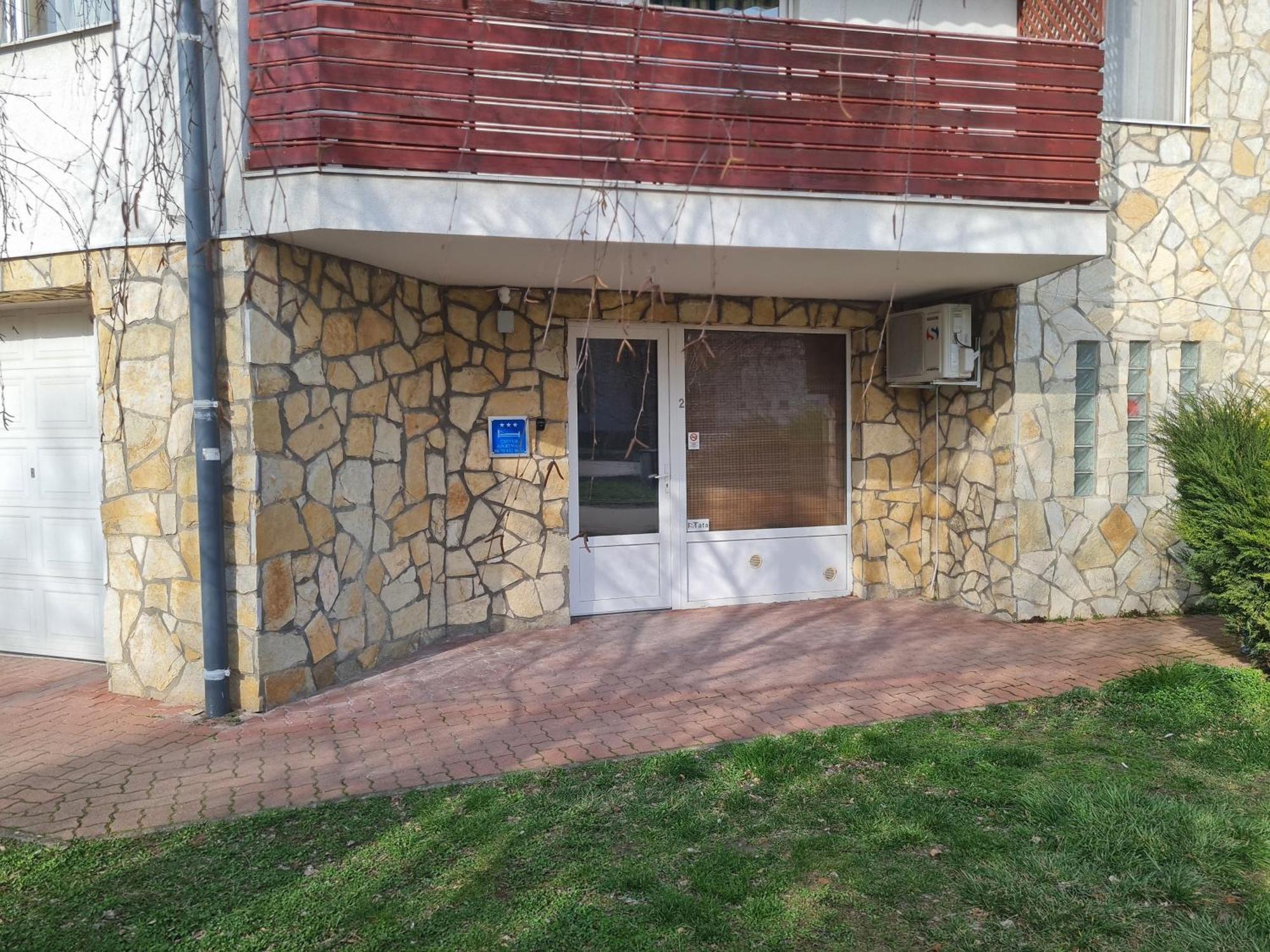 Csever Apartman Tata Exterior photo